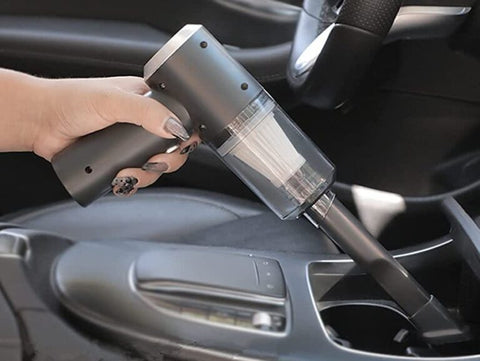 TurboClean beim Reinigen der Mittelkonsole im Auto